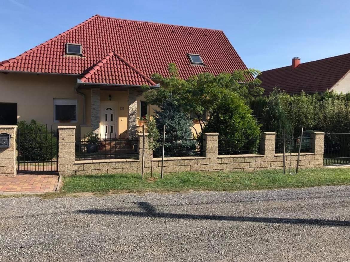 Jasmin Apartment House Вонярцвашгедь Екстер'єр фото